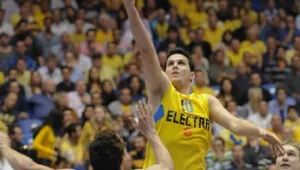 מכבי ת"א העפילה לפיינל פור היורוליג אחרי 77:99 ענק על קאחה לבוראל