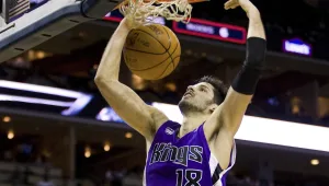 שיא קריירה של 6 שלשות לעמרי כספי, שסיים עם 20 נקודות בניצחון סקרמנטו