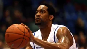 לי ניילון בן ה-35 חתם לעונה אחת במדי בני השרון