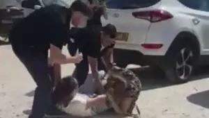 מטפלת שהואשמה בהתעללות בתינוק הותקפה מחוץ לבית המשפט • תיעוד