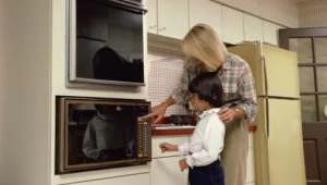 מה קורה לפלייסטיישן 4 במיקרוגל?