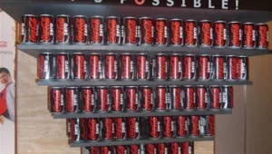 איך יוצרים בהלת קניות בסופר? קבלו את פירמידת הקולה ההפוכה