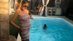 פחות מחודש אחרי הלידה הרביעית, עינב בובליל מציגה בטן שטוחה