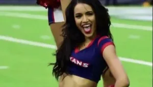 המאמנת שמדביקה את הבטן למתאמנות שלה שיהיו רזות