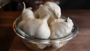 זה מה שקורה לגופכם כשאתם אוכלים שום