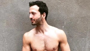 מייקל לואיס חושף את הטריק לקוביות בבטן שלו