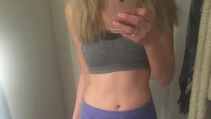 עשתה 50 כפיפות בטן בכל יום במשך 30 יום ולא תאמינו מה קרה לה