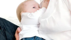 הסוף לרגשות האשם: מחקר חדש קובע כי הנקה לא משפיעה על האינטליגנציה של התינוק