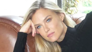 פרסום ראשון: בר רפאלי חושפת לראשונה בטן הריונית בביקיני