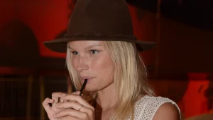 איפה בילתה אלקסה ועם מי?