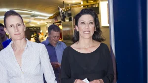 חגיגה: אסי לוי והבת זוג מבלות