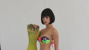 רגע לפני ההדחה: שיר אלמליח רוכבת על בננה!