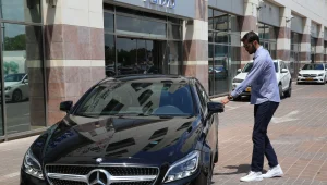 רגע לפני החופה: עמרי כספי נדחס לרכב