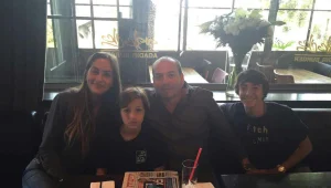 רגע לפני הקניה: אייל ברקוביץ מפנק את המשפחה!