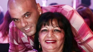 ילד של אמא: אייל גולן מפתיע את אמא ומופתע!