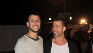 אסי עזר מציג: טבעת אירוסין במופע של רובי ויליאמס