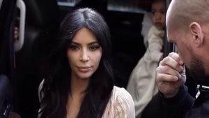 קים קרדשיאן פותחת את היום בכנסייה