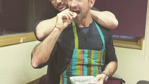 מתנה לחג: אסי עזר מתכנן להתחתן עם בן זוגו?