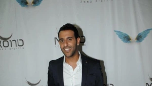 גבר של אחת? דודו אהרון חוגג עם נשים!