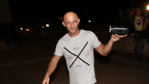 עם מי מתנשק דרור רפאל?