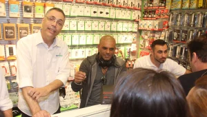 יוצא לעבוד: אייל גולן משלים הכנסה?