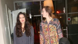 קרן פלס ומירי מסיקה מבלות