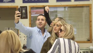 מנצלות מעמד: יוכי לינור ושני יוצאות לאסוף מתנות