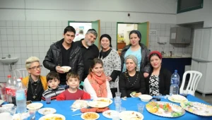 ג'קי אזולאי מנדבת את המשפחה!