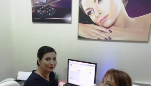 חני נחמיאס מקבלת טיפול