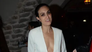 אשתו של רון שחר לובשת- כלום?