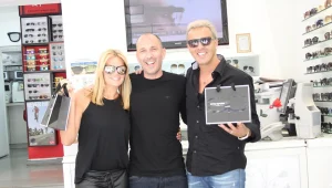 קובי פרץ רוכש משקפיים.. מאשתו