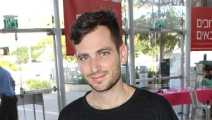 ידידיה ויטל מתנשק