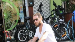אלדד מתרגל למציאות התל אביבית
