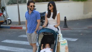 טיול משפחתי: לירז צ'רכי ותום אבני בסיבוב עם היורשת