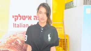 אנה בול מציגה בטן מושלמת