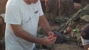 אייל שני מבשל לחיילים