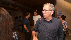 דובל'ה גליקמן נכנס לדמות של שטיסל