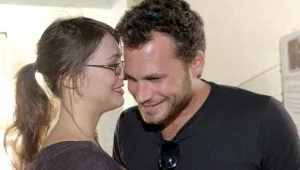 ילדים זה שמחה: צפו בקרן פלס מכריזה שהיא בהיריון שני