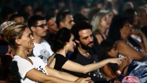 צפו: בר רפאלי חוגגת עם אייל גולן בקיסריה