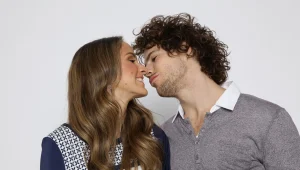 טומי ואיילה כמעט מתנשקים. כמעט זה לא נחשב