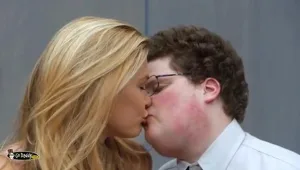 החנון שנישק את בר רפאלי: "בר אמרה לי שאני מנשק טוב!"