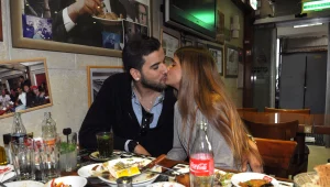 טום קשתי והחברה מחליפים נוזלים מול האמא