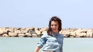 מאכזב: יאנה יוסף בחוף הים, נטולת ביקיני