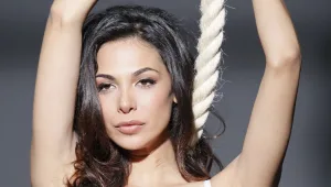 מורן אטיאס משחקת עם חבל. בחזייה ותחתונים