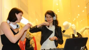 הפינה לשיפוטכם: גילי סער ההיריונית אוחזת בצ'ייסר. דוגמה רעה או שזה לא ענייננו?