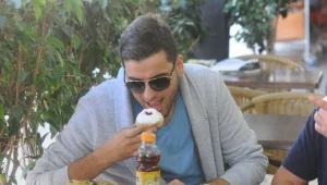 טום קשתי מספגן את עצמו בפומבי