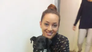 אנה ארונוב מחזיקה כלבלב. כולם ביחד: אווווווו