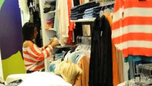 האם תצליחו לזהות את המפורסמת המתכופפת?