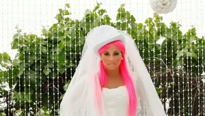 מיוחד ל-1 במאי: ליהיא גרינר בשמלת כלה, קופצת על טרמפולינה