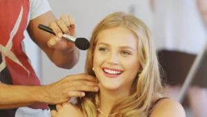 אסתי גינזבורג בודקת את המוצר. כלומר, את עצמה